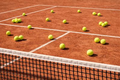 Tennisplatz mit Bällen