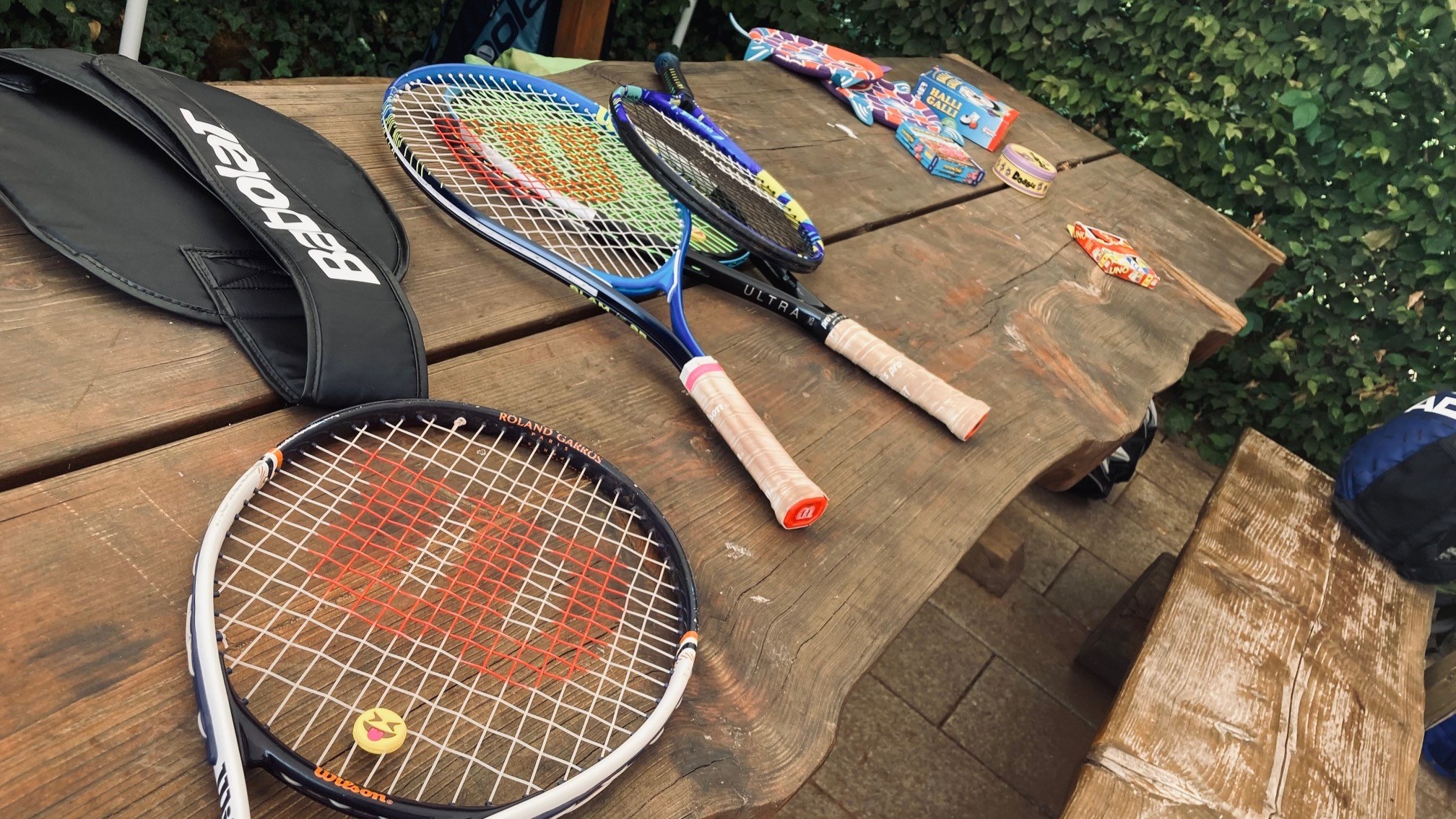 Tennisschläger auf Tisch